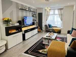 Lounge- click for photo gallery